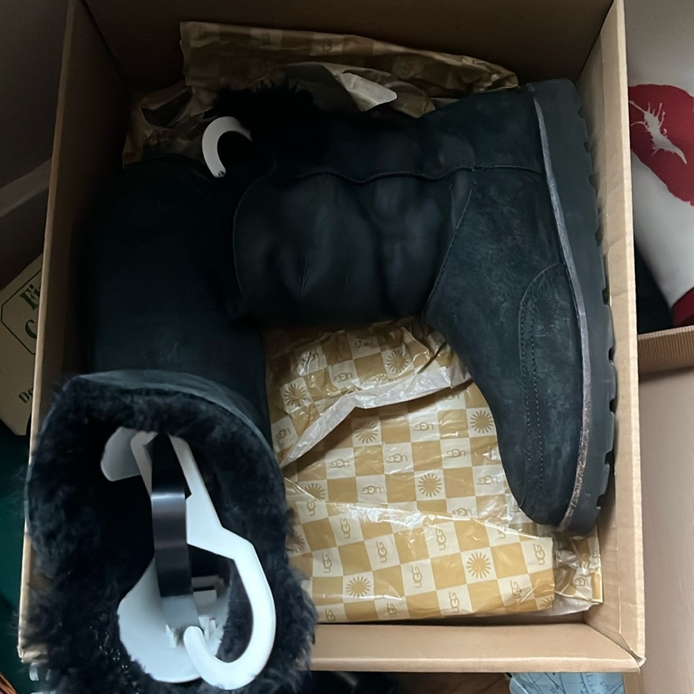 Black UGGs, size 9 women’s, model: Shanleigh 3216